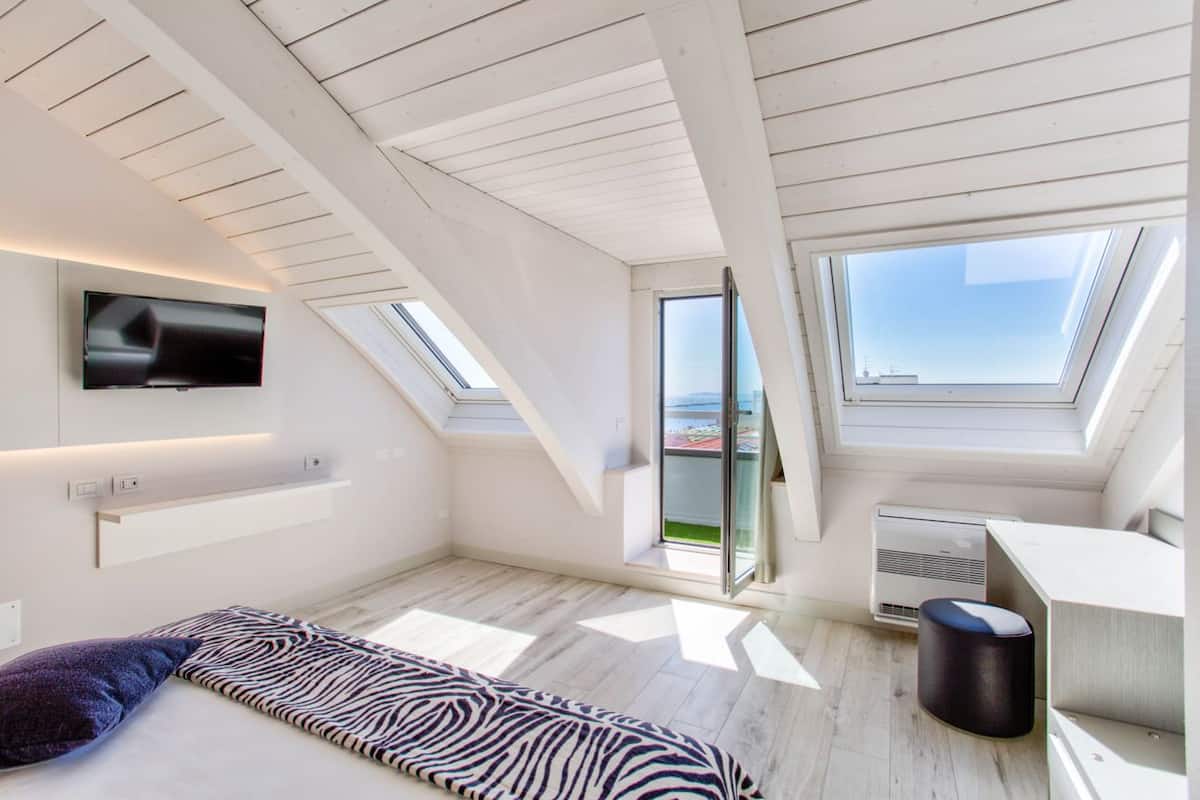 Deluxe Double Room, Jetted Tub | 1 bedroom, minibar, in-room safe, individually decorated