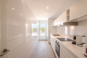 Een koelkast, een microgolfoven, een oven, een vaatwasser