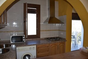 Een koelkast, een microgolfoven