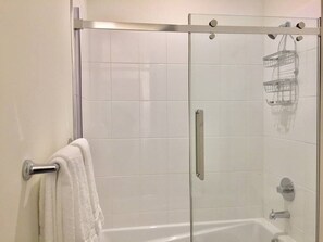 Combined shower/bathtub, hair dryer, towels, soap - Perfect for your Winter and Summer Vacations! (Revelstoke)