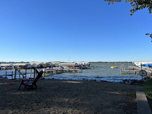 2 makuuhuoneen 1. 5 kylpy kotiin plus parvi kauniilla Clear Lake, IA