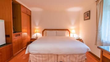 Blackout drapes, free WiFi, bed sheets