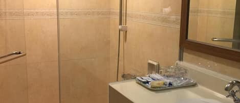 Ducha, artículos de tocador ecológicos, secador de pelo, pantuflas