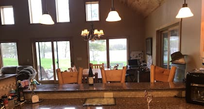 NEWER FAMILY 3 BEDROOM 2 BATH LAKE CABIN