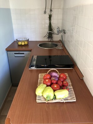 冷蔵庫、コンロ、食器洗い機、コーヒー / ティーメーカー