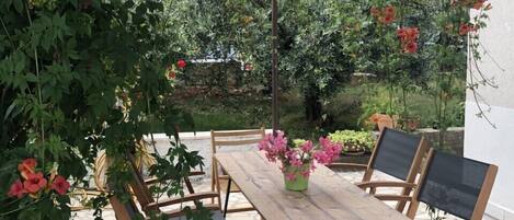 تناول الطعام بالخارج