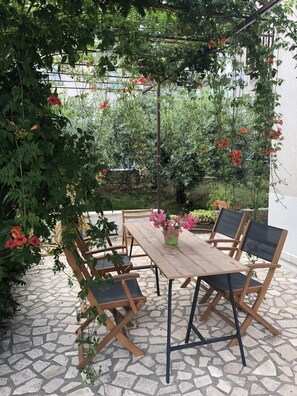 Outdoor dining - Restful place 750 m from the Roman Arena (Pula)