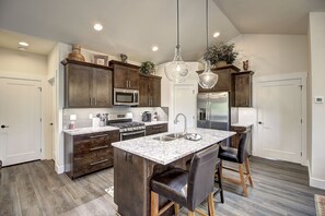 Réfrigérateur, four à micro-ondes, un four, surface de cuisson