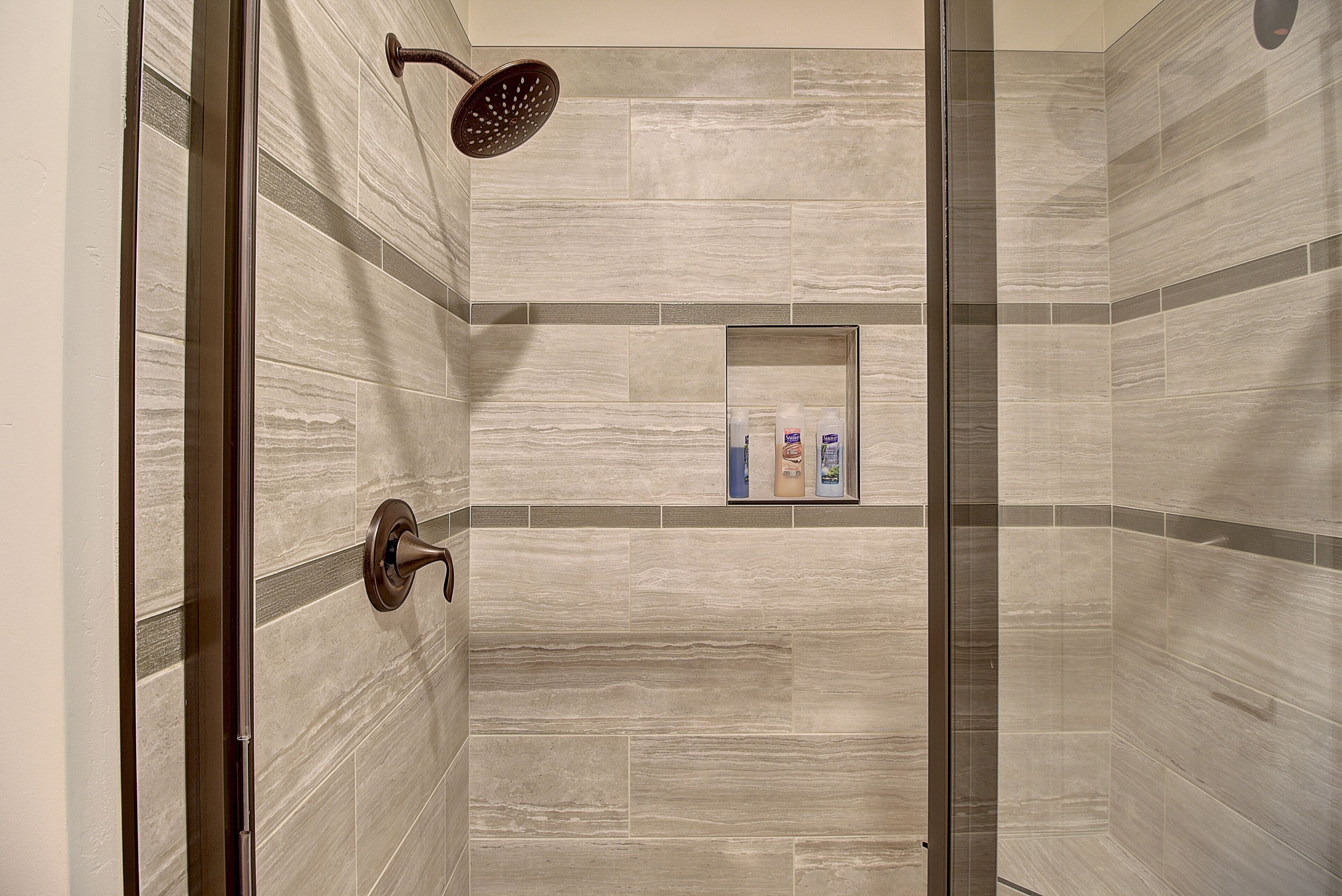 Ensemble douche/baignoire, sèche-cheveux, serviettes fournies, savon