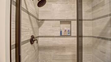 Ensemble douche/baignoire, sèche-cheveux, serviettes fournies, savon