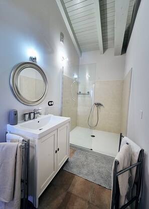 Combined shower/bathtub, hair dryer, towels, soap
