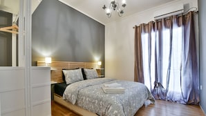 Un dormitorio con cama, mesita de noche y armario.