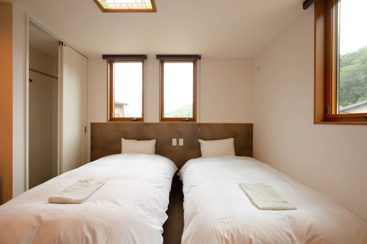 economy twin room | desk, laptop workspace, free wifi, bed sheets