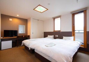 Desk, laptop workspace, free WiFi, bed sheets - Hotel WRIGHT STYLE (Naoshima)