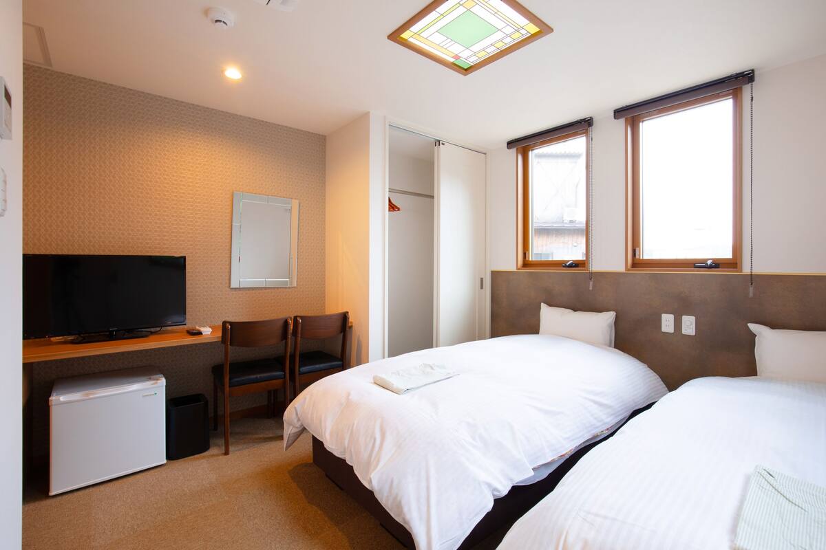 Standard Twin Room | Desk, laptop workspace, WiFi (free), bed sheets