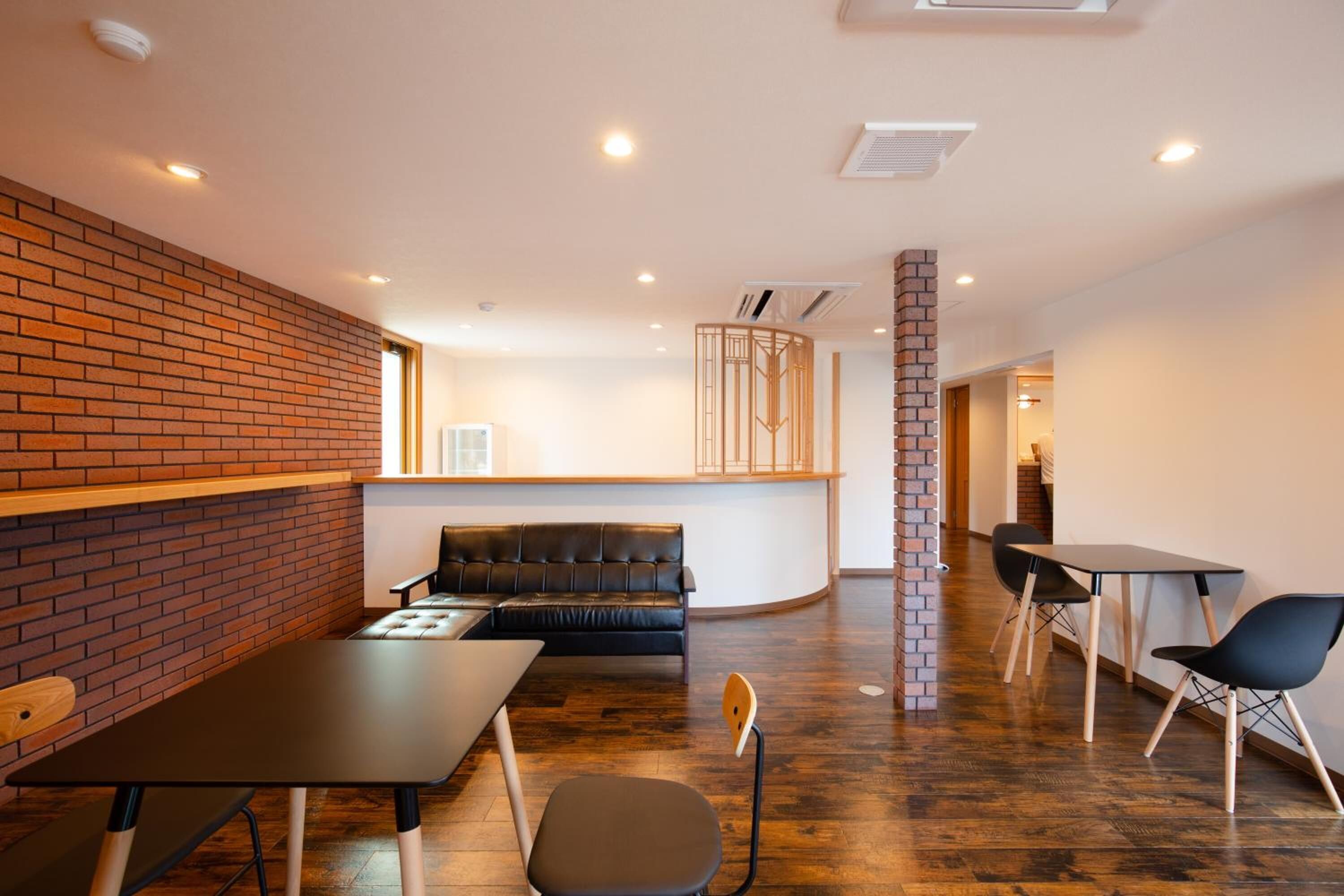 Breakfast, lunch, dinner served; Italian cuisine 