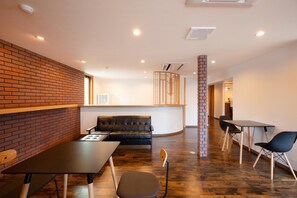 供应早餐、午餐和晚餐，意大利菜