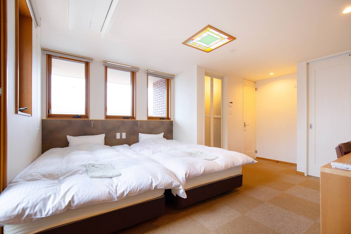 Superior Twin Room with Terrace | Desk, laptop workspace, WiFi (free), bed sheets