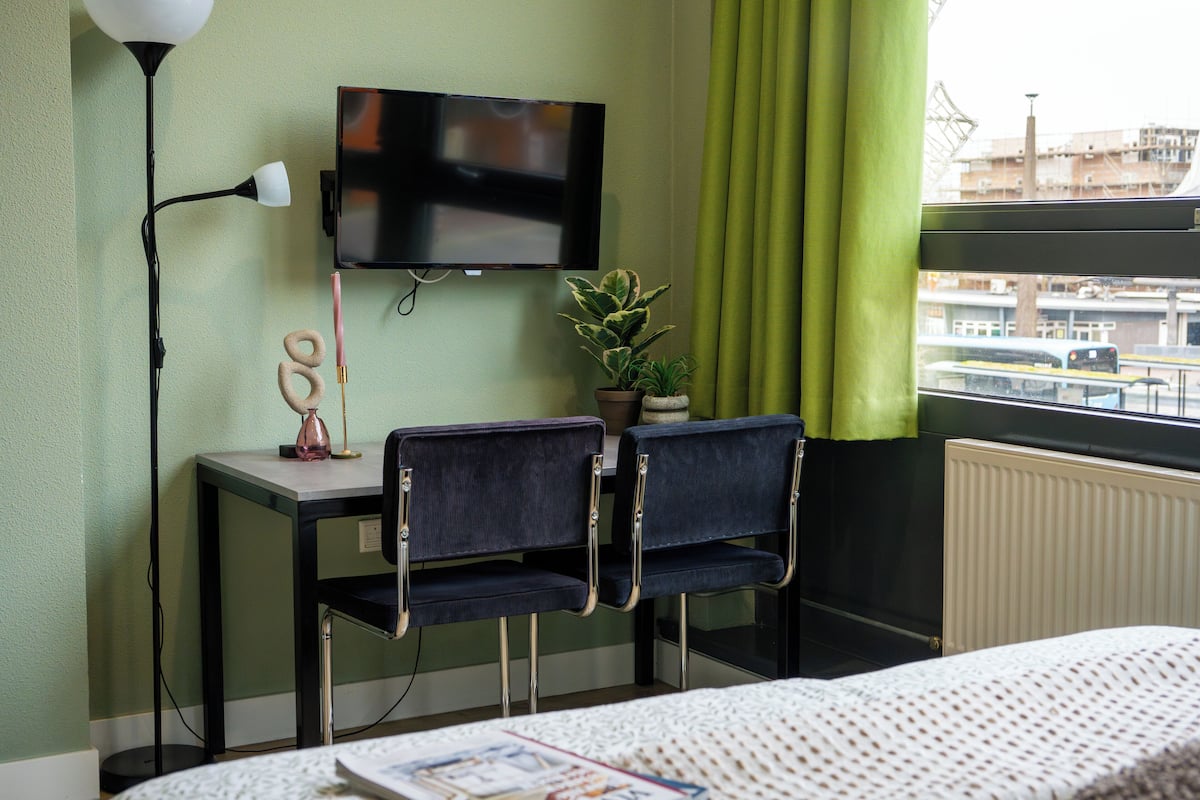 Studio | Desk, laptop workspace, iron/ironing board, free WiFi