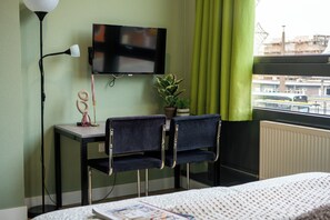 Studio | Desk, laptop workspace, iron/ironing board, free WiFi - Short Stay Wageningen (Wageningen)