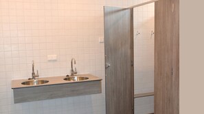 Single Room, Shared Bathroom | Bathroom sink - Short Stay Wageningen (Wageningen)