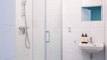 Douche, sèche-cheveux, serviettes fournies, papier toilette