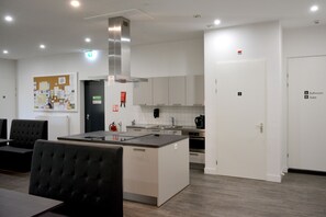 Chambre Simple, salle de bains commune | Cuisine partagée