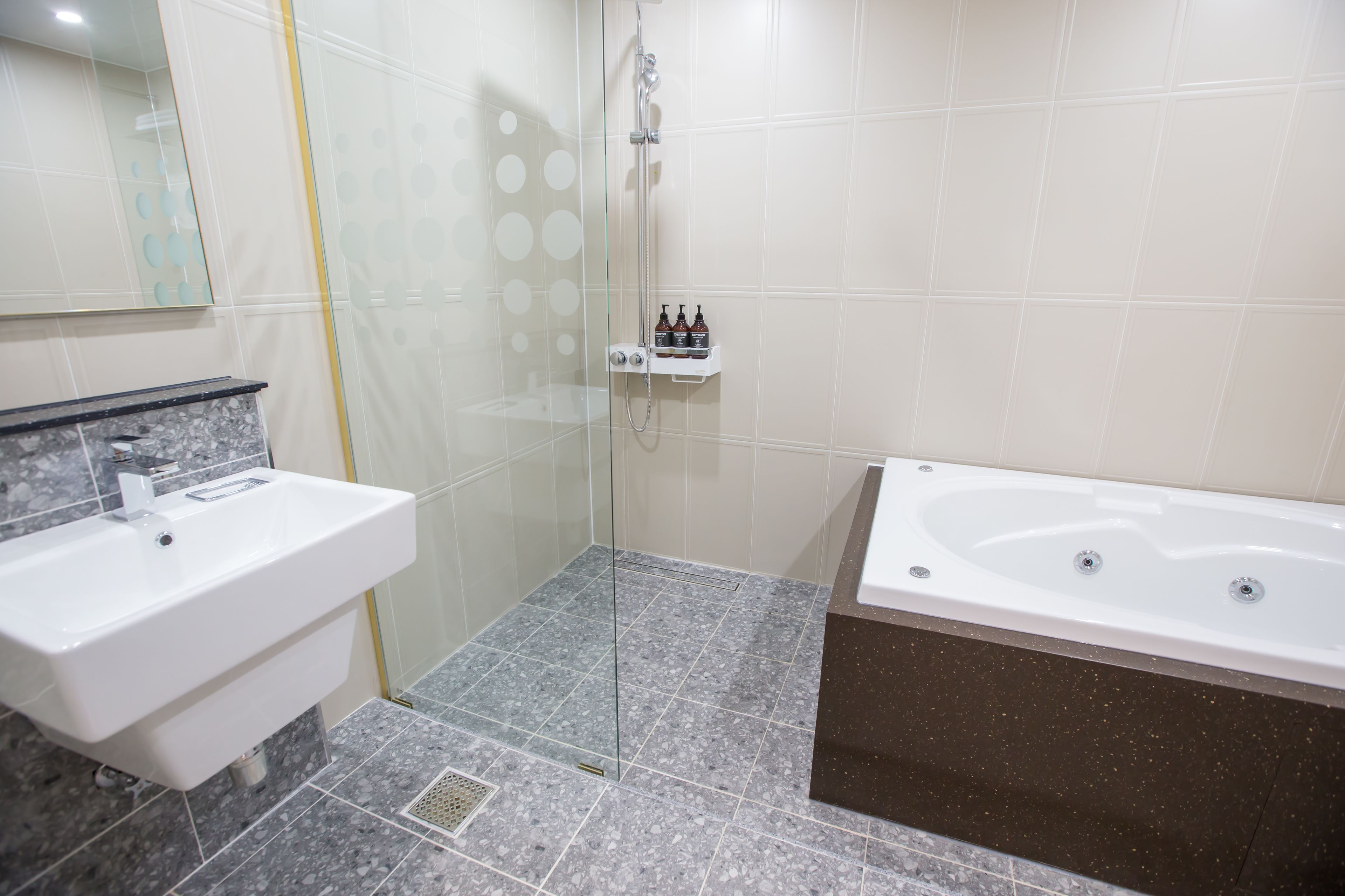 family suite | bathroom | shower, hydromassage showerhead, free toiletries, hair dryer