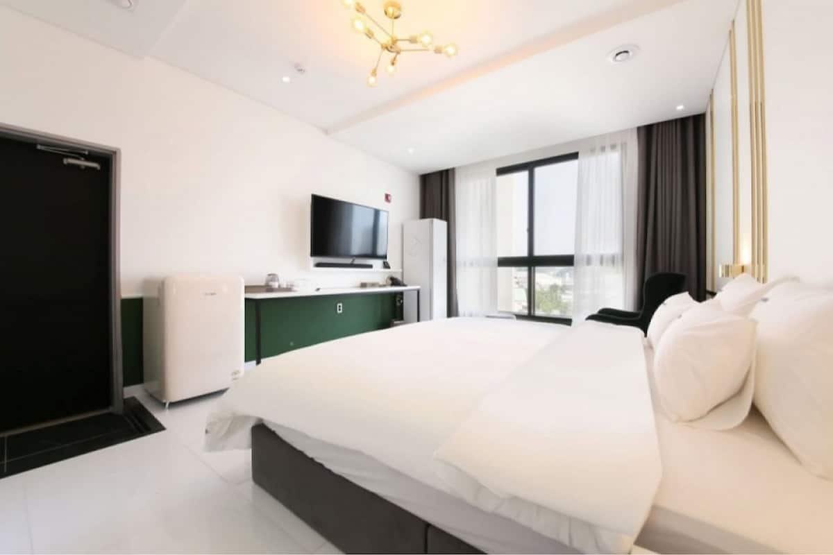Premier Double Room | Egyptian cotton sheets, premium bedding, Select Comfort beds