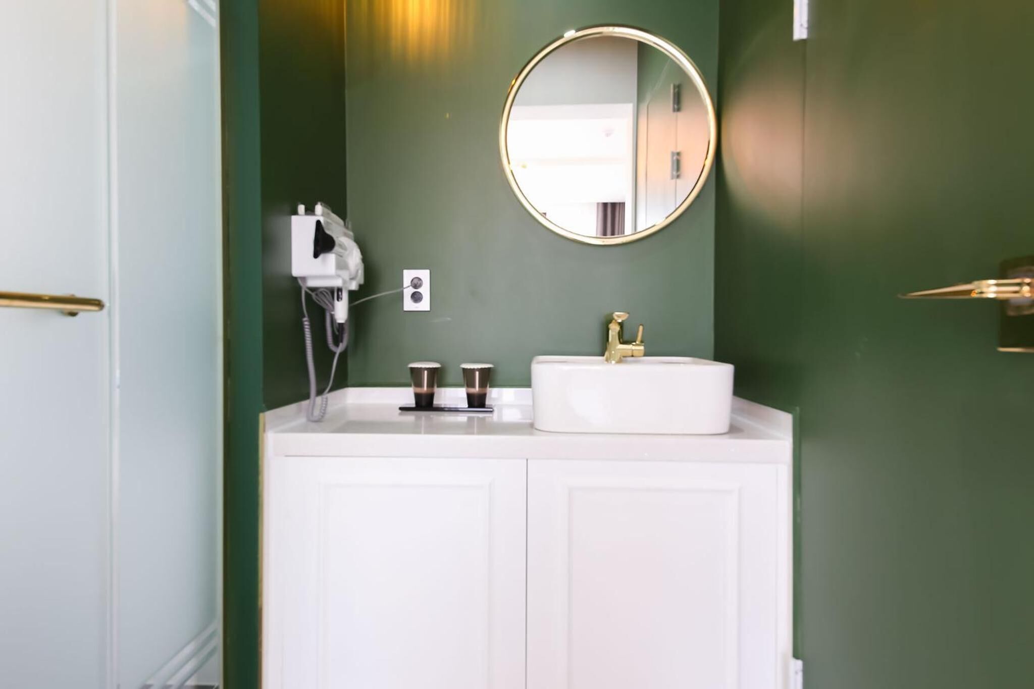 shower, hydromassage showerhead, free toiletries, hair dryer