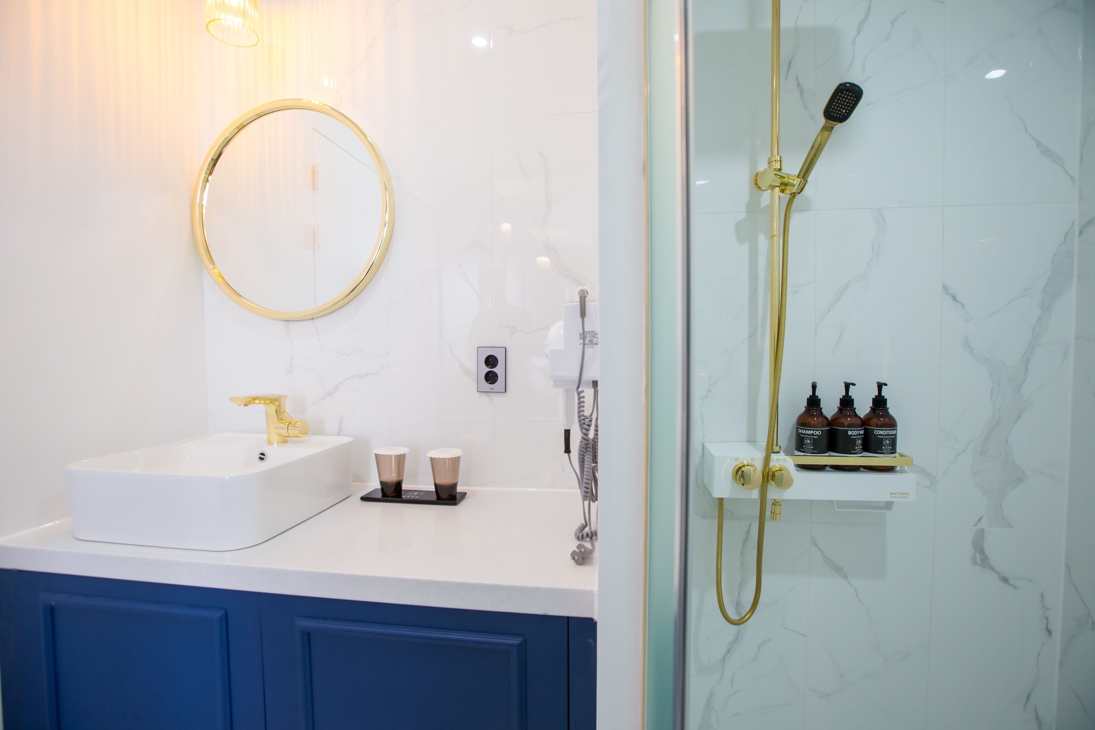 deluxe twin room, 2 double beds | bathroom | shower, hydromassage showerhead, free toiletries, hair dryer