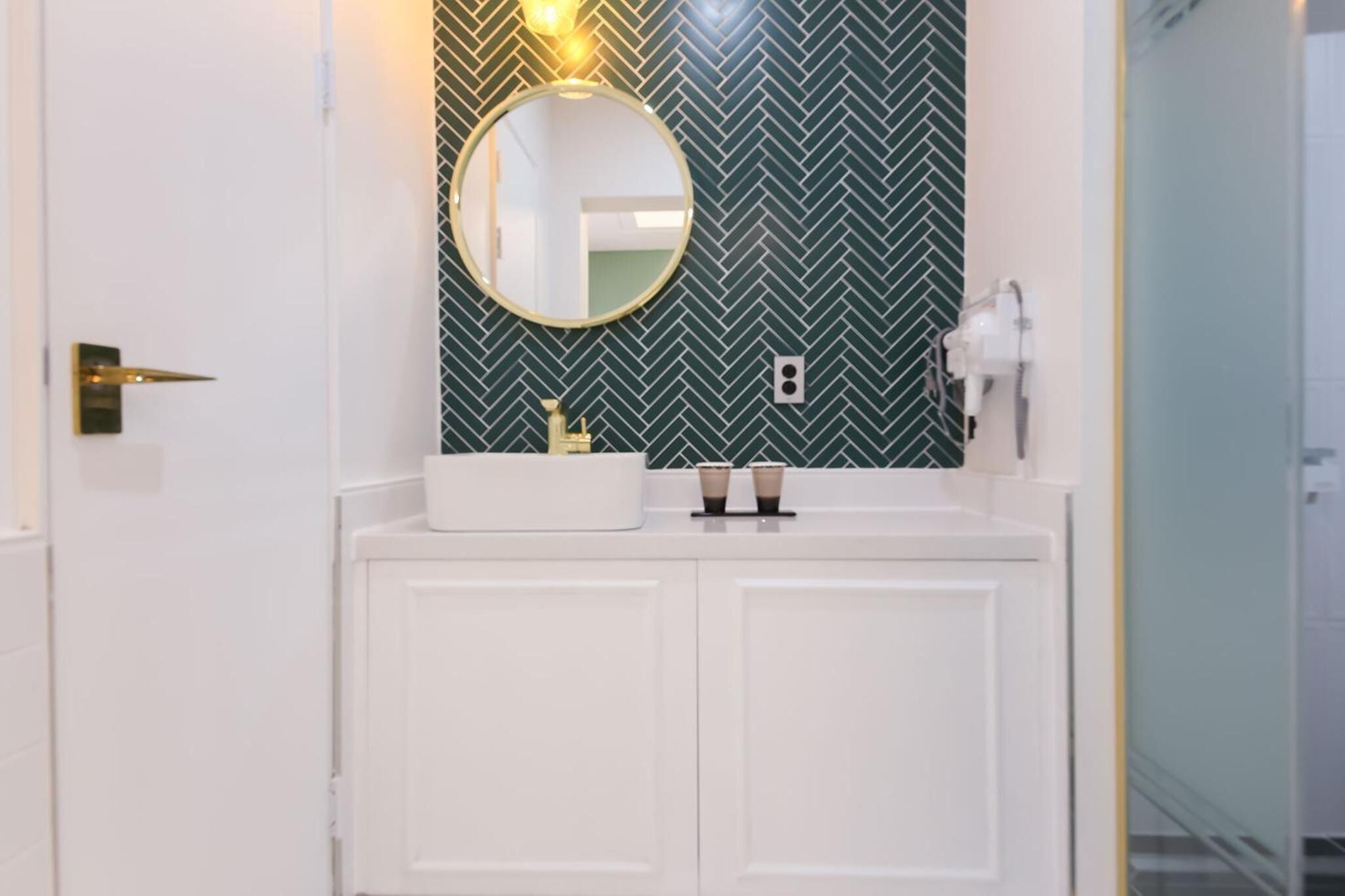 shower, hydromassage showerhead, free toiletries, hair dryer