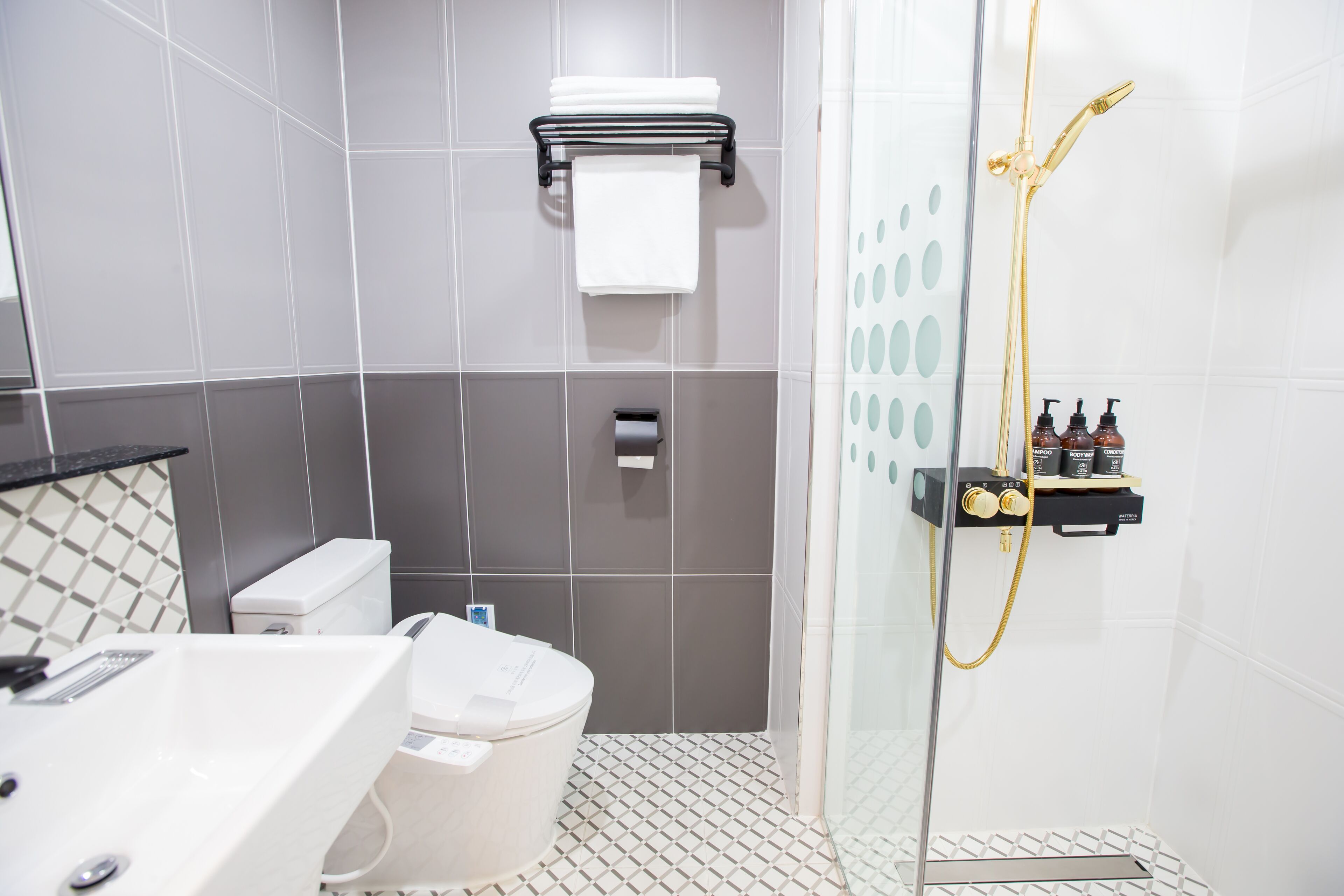 standard double room | bathroom | shower, hydromassage showerhead, free toiletries, hair dryer