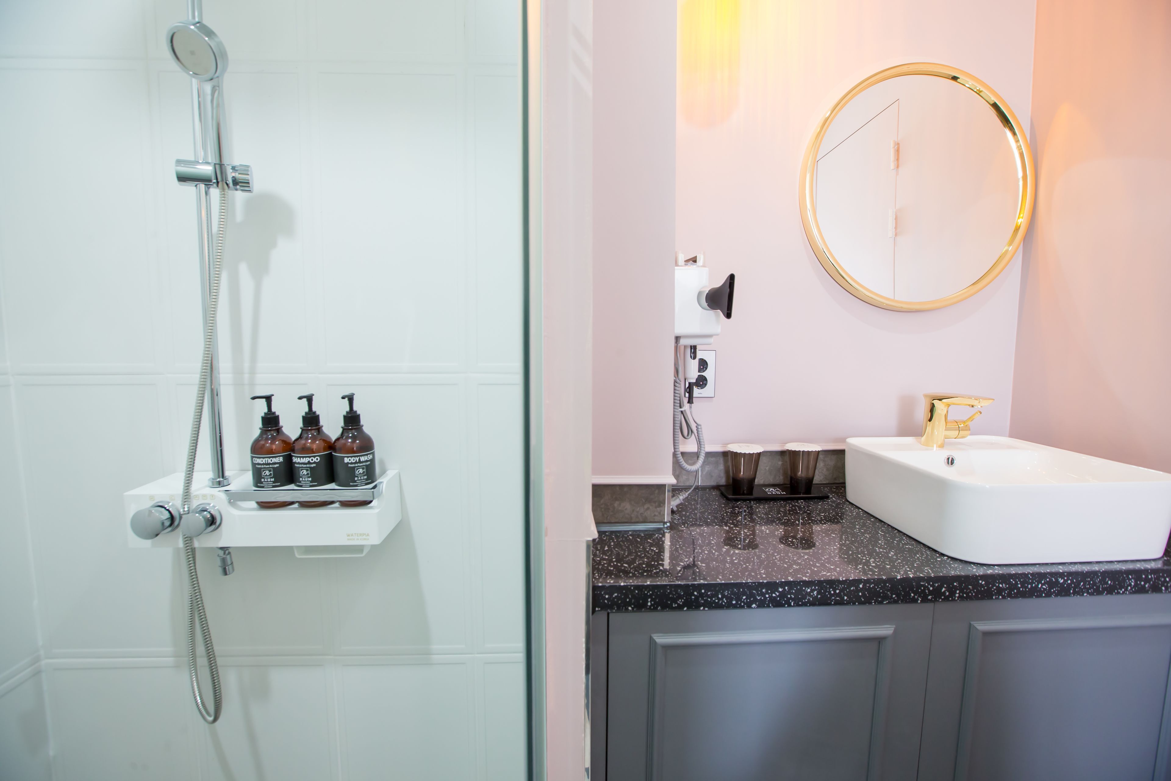 deluxe twin room, 2 double beds | bathroom | shower, hydromassage showerhead, free toiletries, hair dryer