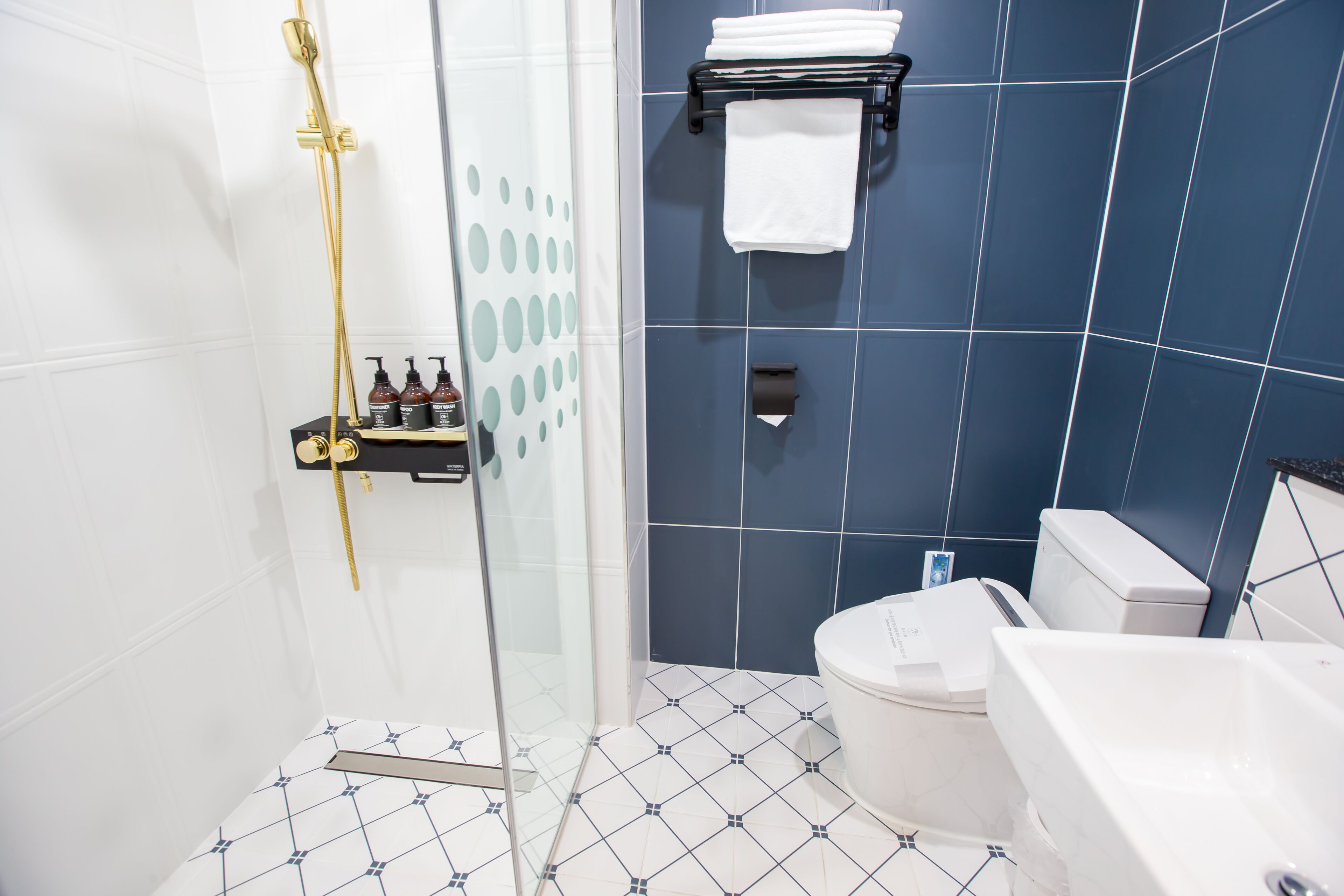 standard double room | bathroom | shower, hydromassage showerhead, free toiletries, hair dryer