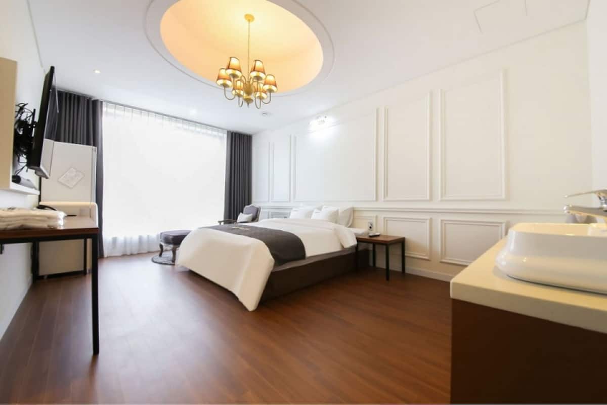家庭套房 | 埃及棉床單、高級寢具、Select Comfort 床墊、遮光布/窗簾