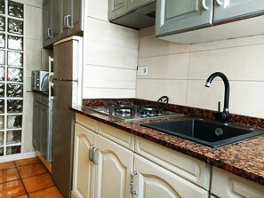 Køleskab, mikrobølgeovn, kogeplade, elkedel