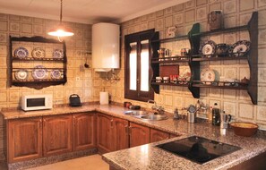 Frigorífic, microones, placa de cuina i rentaplats 