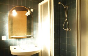 Combined shower/tub