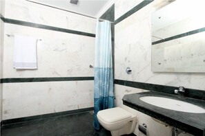 Shower, hydromassage showerhead, towels, soap - Nahar Manchester Inn (Coimbatore)