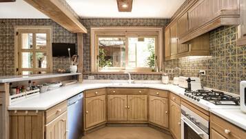 Een koelkast, een magnetron, een oven, een vaatwasser