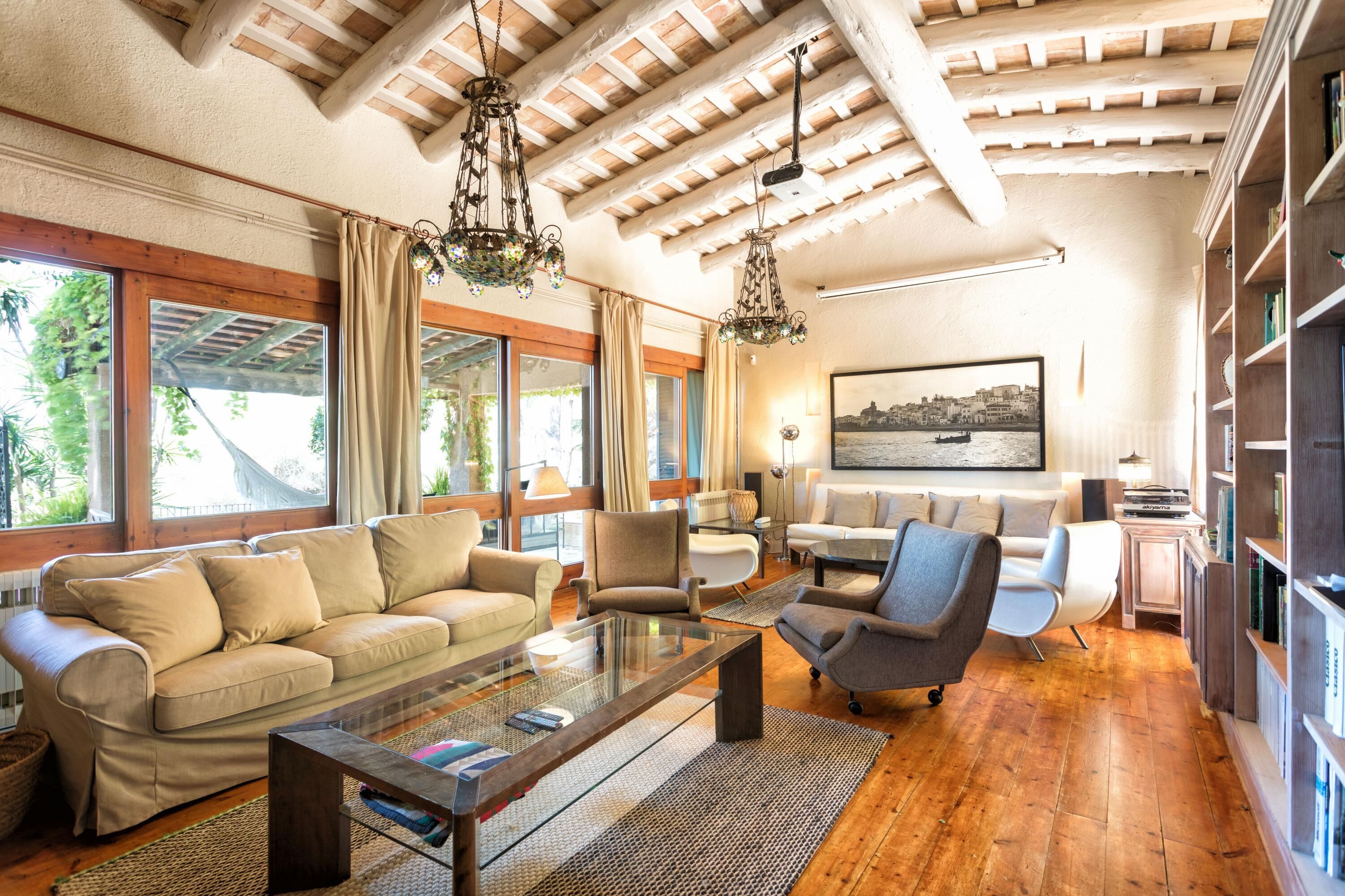 Una televisión, una chimenea