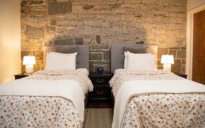 3 bedrooms, iron/ironing board, internet, bed sheets