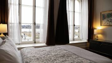 3 bedrooms, iron/ironing board, internet, bed sheets