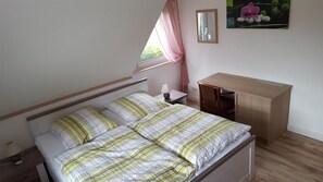 1 Schlafzimmer, Schreibtisch, laptopgeeigneter Arbeitsplatz