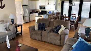 Una televisión de pantalla plana, un reproductor de DVD