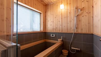 Deep-soaking bathtub