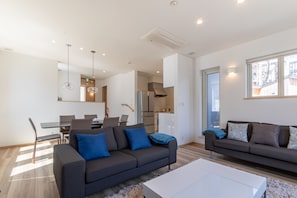 Maison (Private Vacation) | Salle de séjour | Téléviseur à écran plat