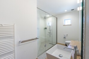 Ferienhaus (Private Vacation) | Badezimmer | Badewanne und Dusche (separat), kostenlose Toilettenartikel