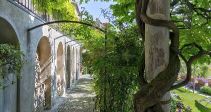 Luisa's Smile, at the XVI century house near the castle